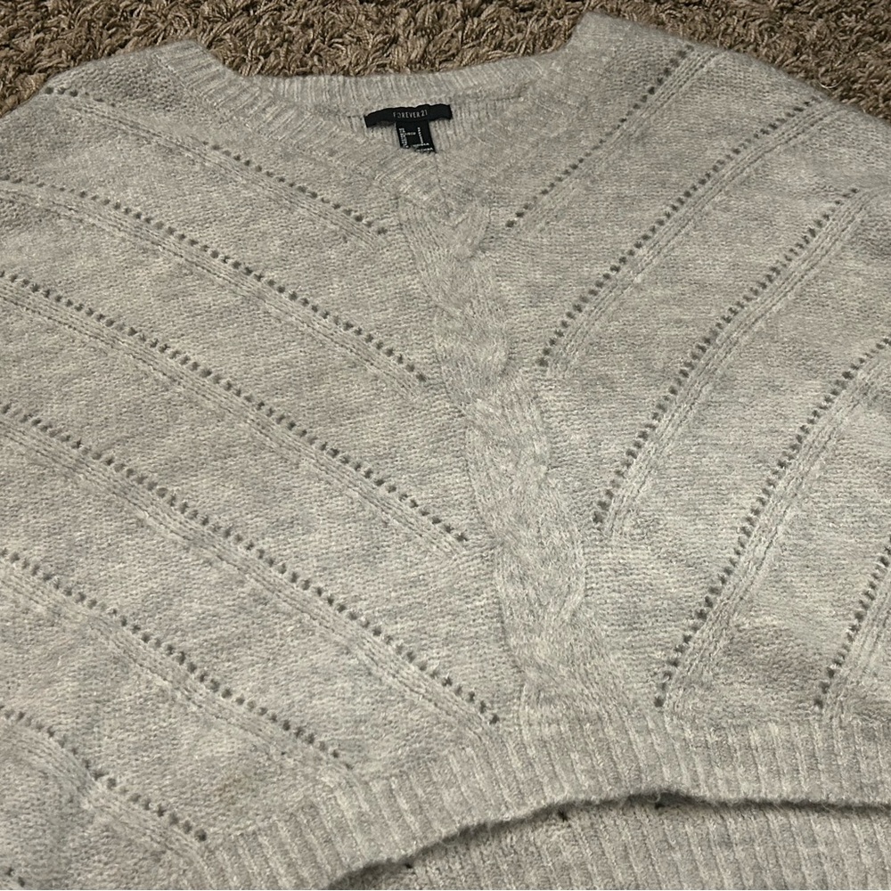 NWOT FOREVER 21 Light Gray V-Neck Sweater - Picture 4 of 7